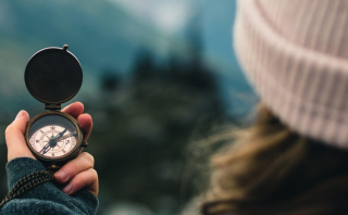 “Cine trebuie să fiu?” sau “Cine sunt?”